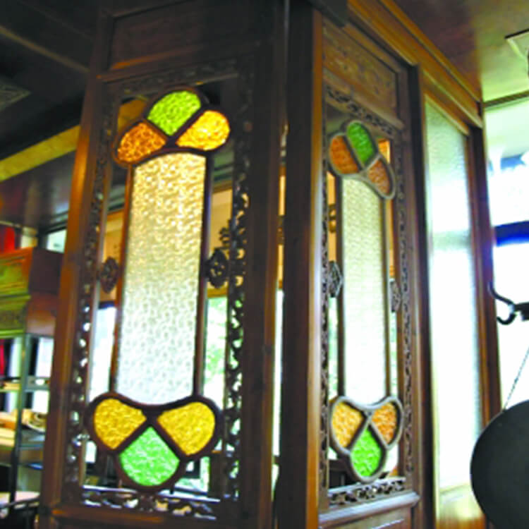 西關(guān)大屋上煥彩生輝的套色西關(guān)玻璃刻畫(huà)